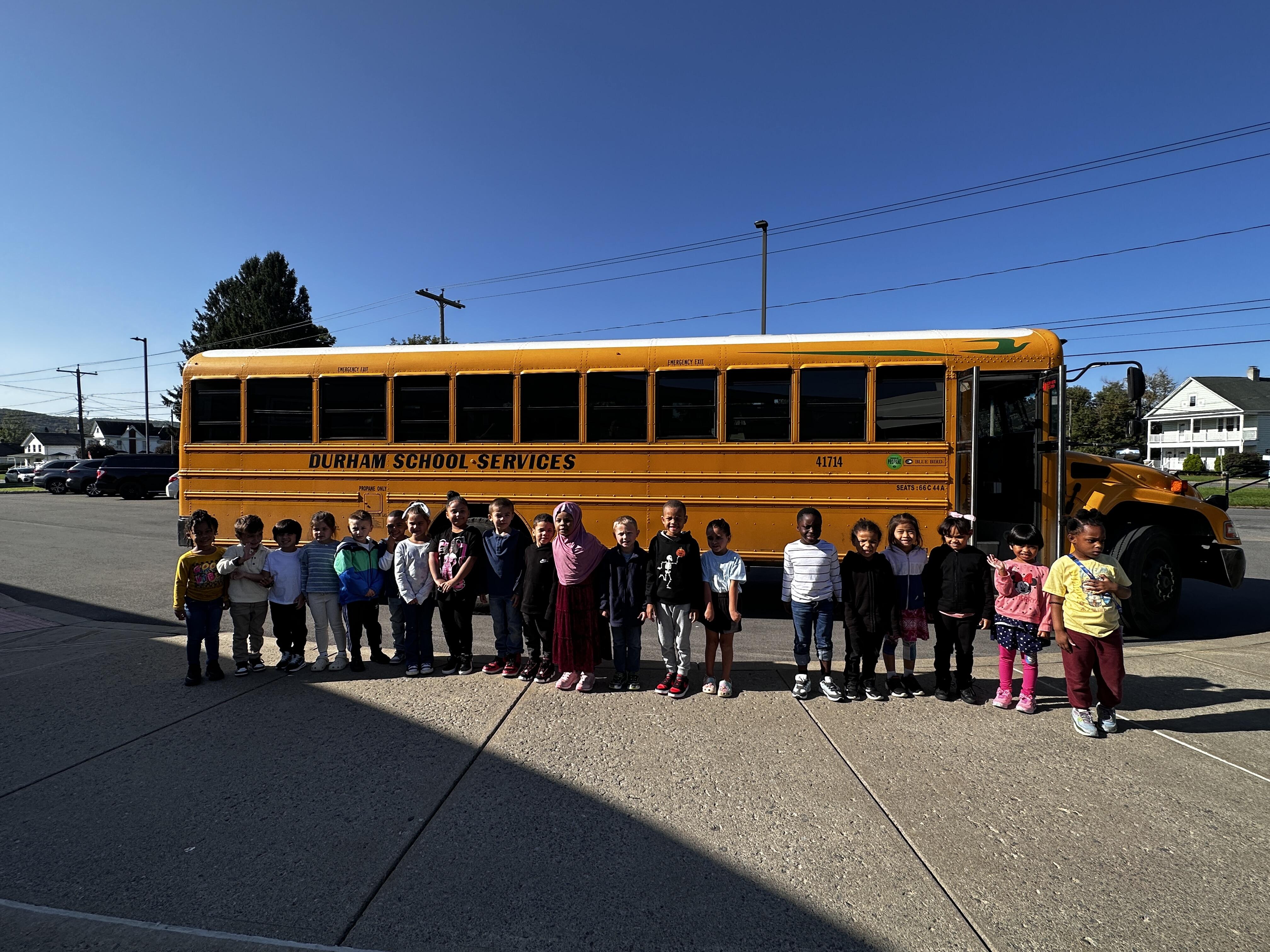 นักเรียนระหว่างการฝึกซ้อมรถบัสที่โรงเรียนออลบานี!